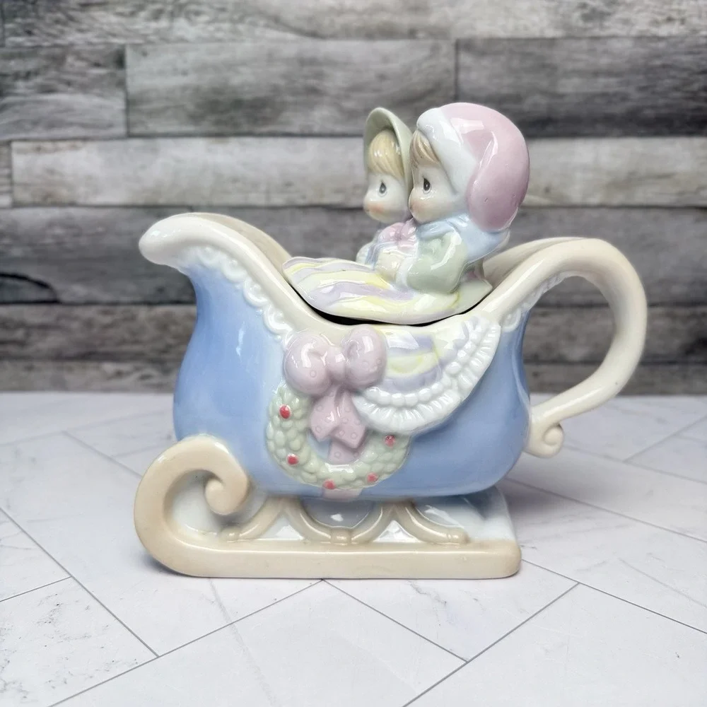 Precious Moments Sugar Town Enesco 1994 Couple in Sleigh Teapot Vintage